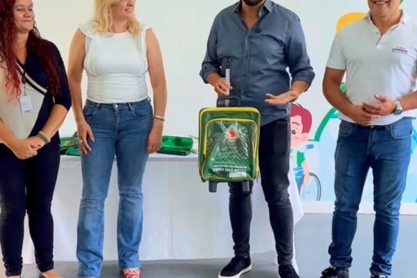 Show de Atraso: Estudantes Esperam o Prefeito Para Se Vestirem