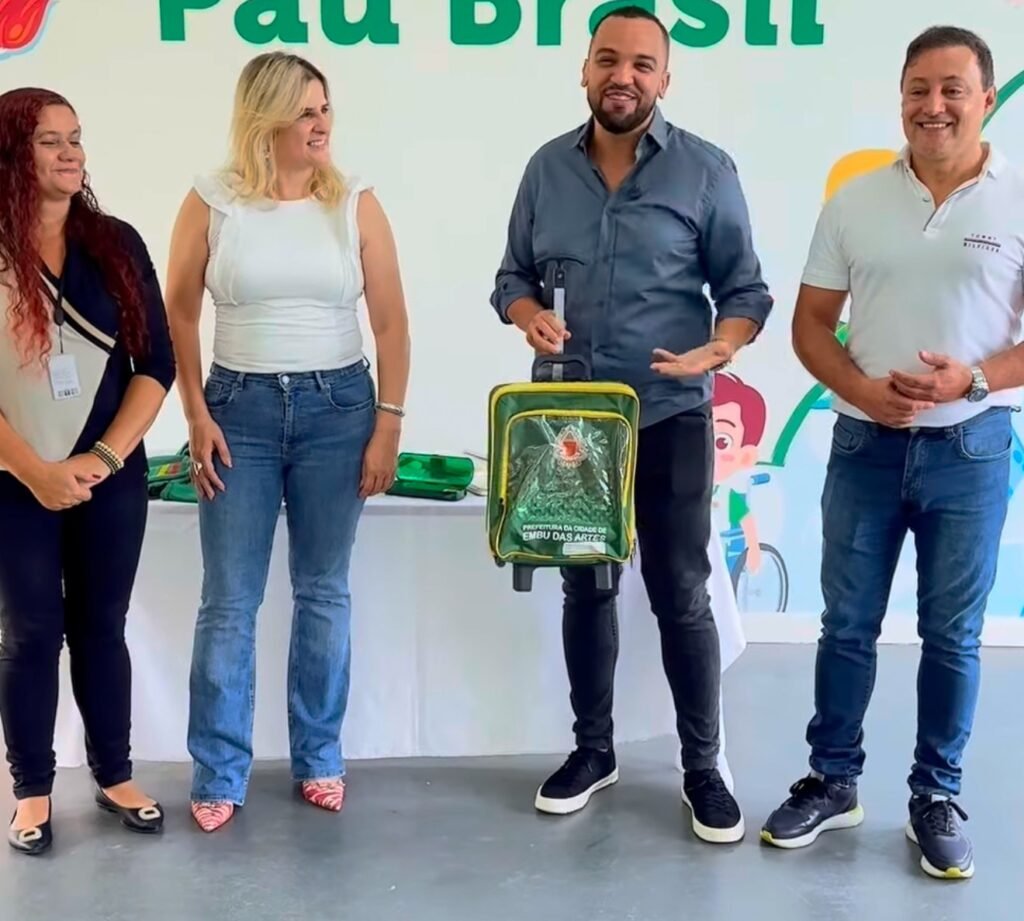Show de Atraso: Estudantes Esperam o Prefeito Para Se Vestirem