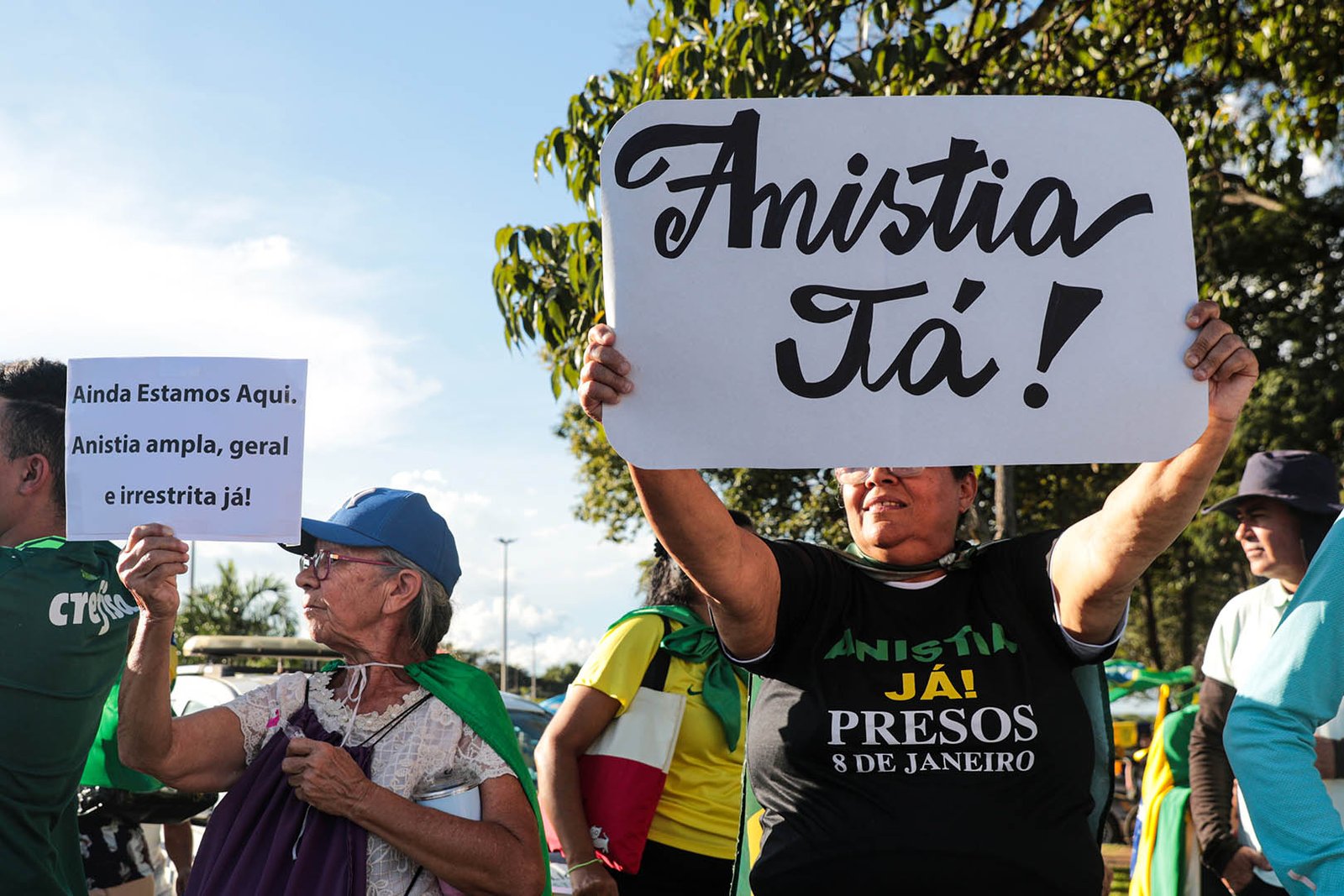Hugo Motta envia a Jair Bolsonaro proposta de novo texto da anistia
