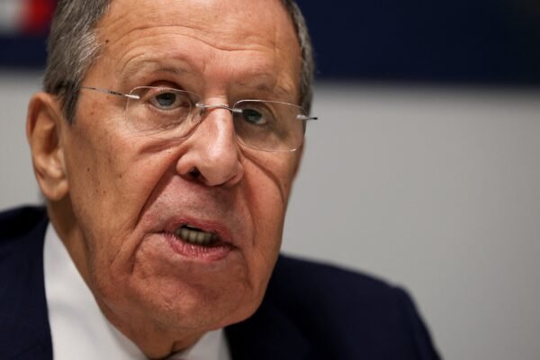 Ministro de Putin diz que documento base para cessar-fogo está ‘avançado’ e descarta Vaticano sediando negociações de paz