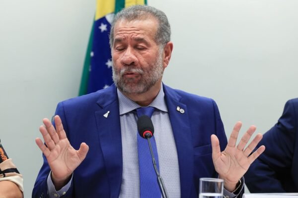 Vereador gaúcho explica rombo no INSS com bolas de gude; veja o vídeo