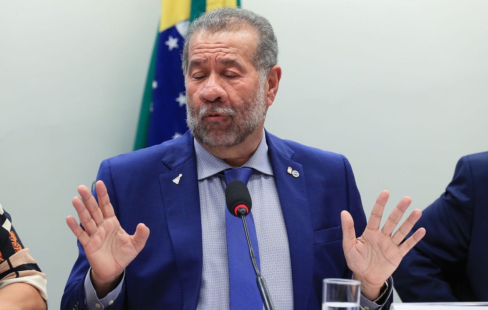 Vereador gaúcho explica rombo no INSS com bolas de gude; veja o vídeo