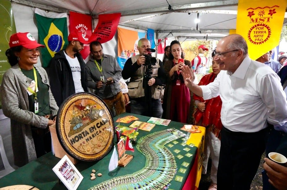 Em feira com membros do governo Lula, MST difama o agronegócio