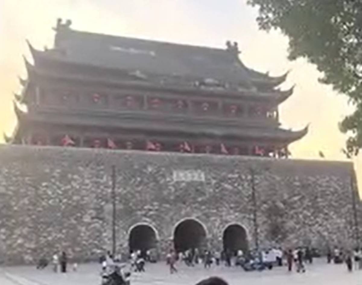 É #FATO: Telhado ‘desmorona’ em torre de 650 anos na China 15 meses após reforma; VÍDEO