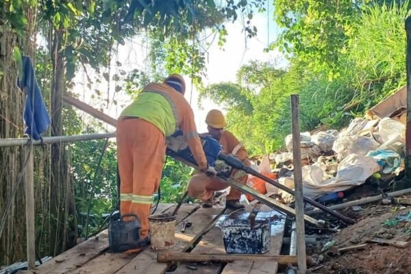 Encosta no Morro do Monte Serrat, em Santos, é perfurada para aumentar a segurança dos moradores