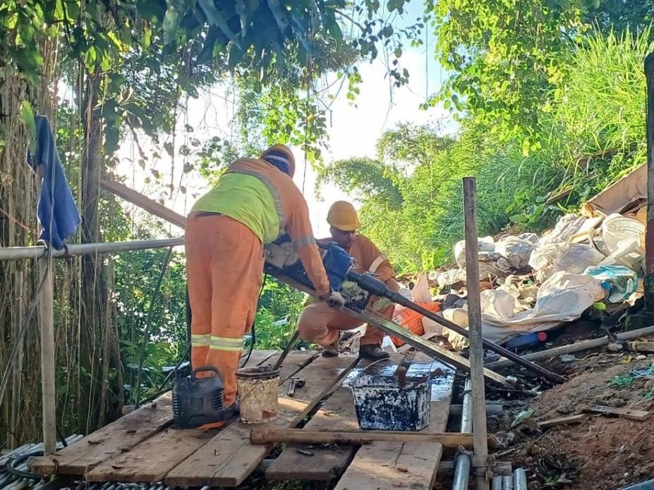 Encosta no Morro do Monte Serrat, em Santos, é perfurada para aumentar a segurança dos moradores