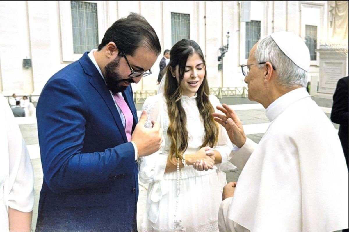Casal de brasileiros em lua de mel recebe benção na 1ª audiência do papa Leão XIV: ‘coração acelerou’