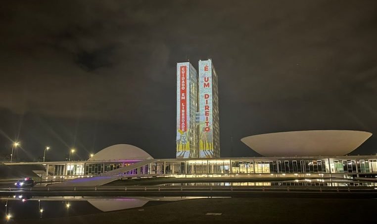 Projeção de frases e imagens na fachada do Congresso põe em foco a luta antimanicomial