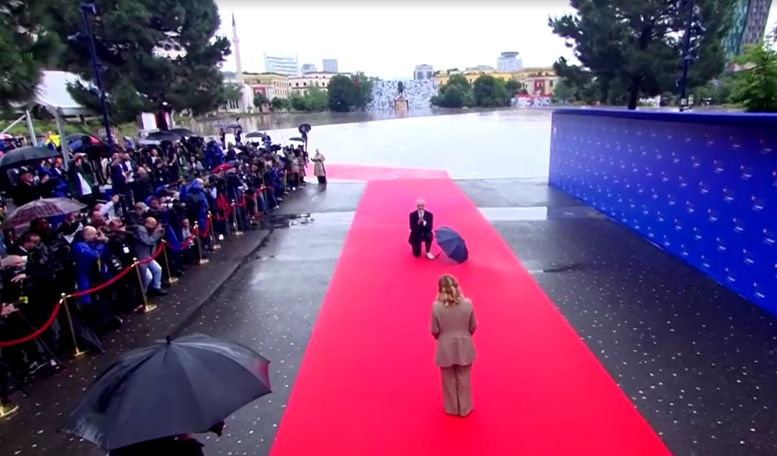 Vibe ‘Casamento às Cegas’: primeiro-ministro da Albânia se ajoelha para receber Giorgia Meloni; VÍDEO