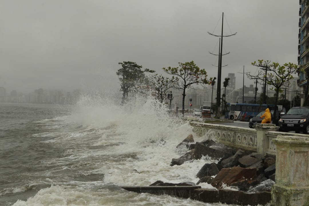 Frente fria avança sobre o litoral de SP e temperaturas podem chegar a 13ºC
