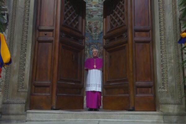 ‘Extra omnes’, ou ‘Todos para fora’: o momento em que a Capela Sistina é selada para o conclave; entenda a simbologia e veja VÍDEO