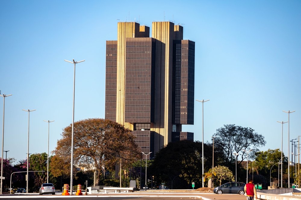 Apesar de redução, previsão da inflação de 2025 segue acima do teto da meta