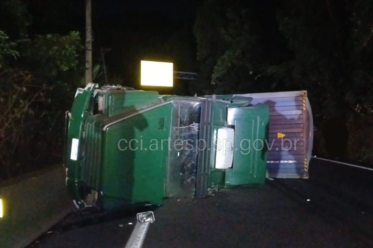 Acidente entre carretas causa tombamento e mais de 20 km de lentidão na Via Anchieta em Cubatão
