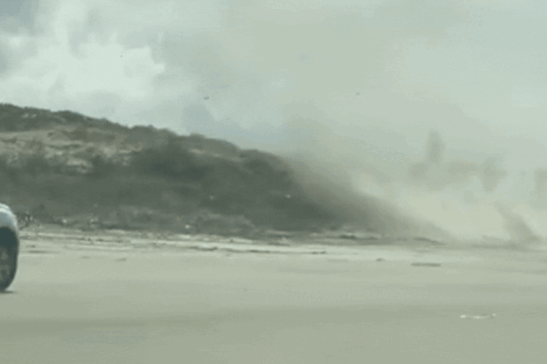 Nuvem-funil assusta banhistas em praia do litoral de SP; VÍDEO