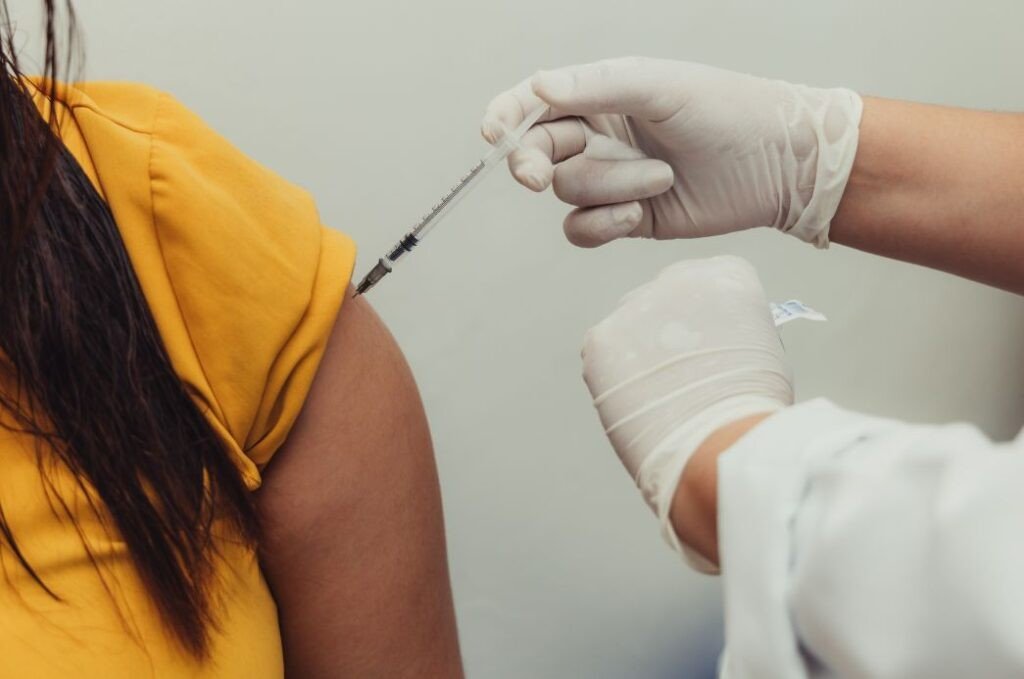 Seis cidades da Baixada Santista ampliam vacinação contra a gripe para todos os públicos; veja onde se vacinar