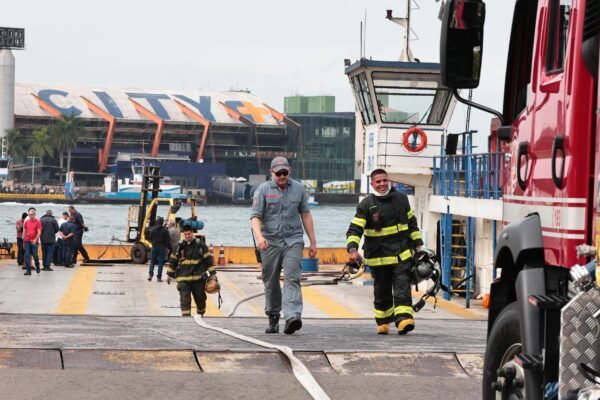 Incêndio atinge balsa na travessia Santos-Guarujá, SP; comandante é socorrido