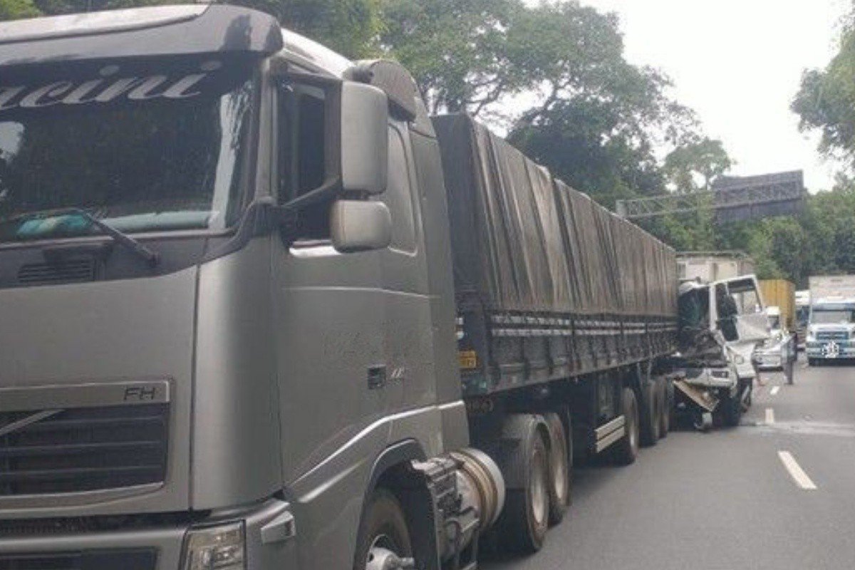 Motorista de caminhão fica preso nas ferragens após bater na traseira de carreta na Anchieta, SP