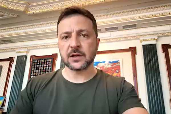 Zelensky acusa Rússia de ‘tentar ganhar tempo’ para continuar guerra; Moscou diz estar pronta para prosseguir com negociações