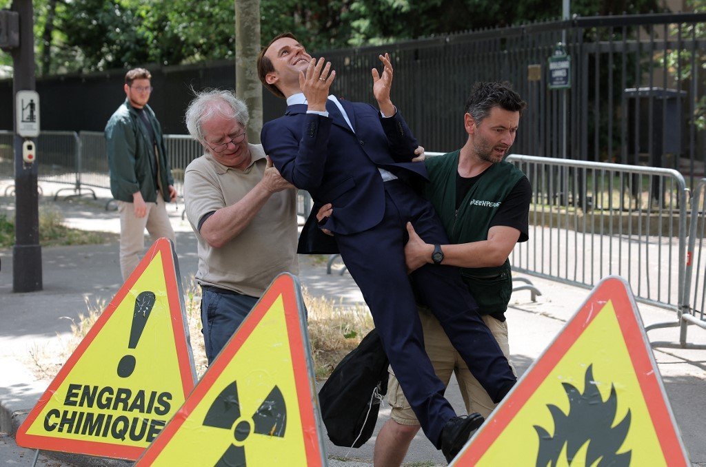 Estátua de cera de Macron é roubada por ativistas para protesto na embaixada russa em Paris