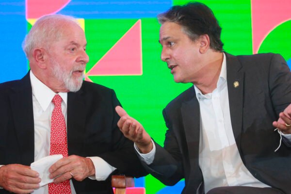 Governo Lula não tem dinheiro para comprar livros para escolas públicas