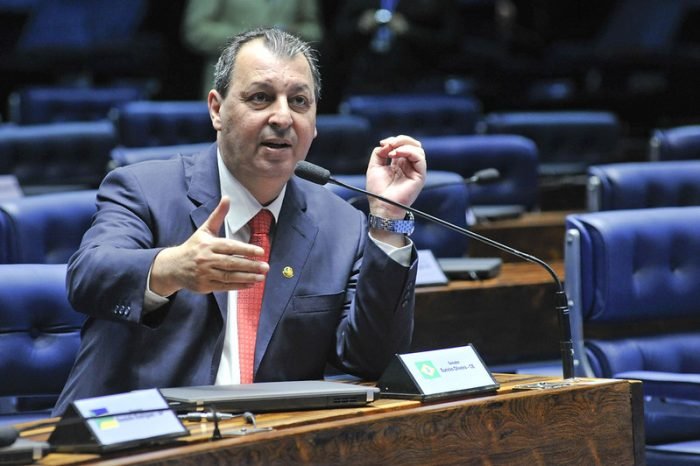 ‘Não há salvação para interlocução com equipe de Marina’, diz Omar Aziz
