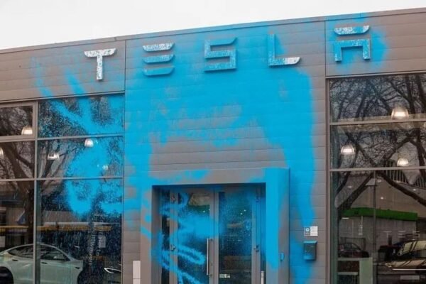 Ações da Tesla despencam após conflito público entre Musk e Trump; perda chega a US$ 100 bilhões