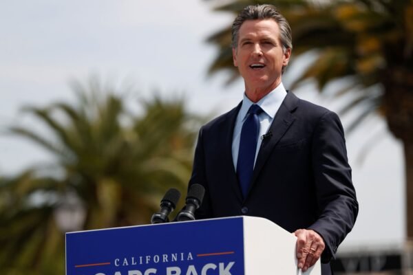 Gavin Newsom: quem é o governador que a gestão Trump ameaçou prender