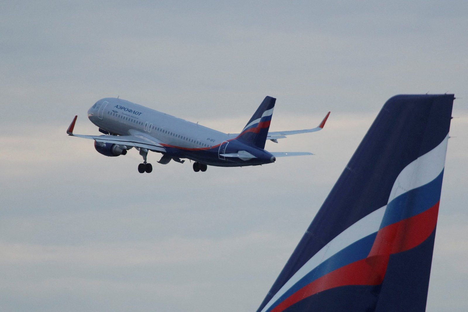 Ataque ucraniano fecha aeroportos na região de Moscou, diz Rússia
