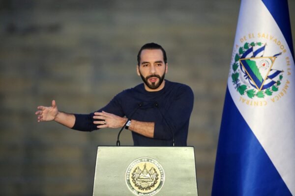 Bukele diz não se importar de ser chamado de ‘ditador’