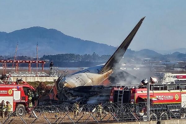 É #FAKE que acidente aéreo na Coreia do Sul em 2024 ocorreu na decolagem; Boeing se chocou contra muro após pousar