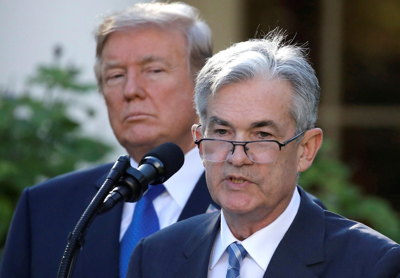 Trump chama Powell de ‘burro’ e ‘teimoso’, e chefe do Fed reafirma que corte nos juros pode esperar