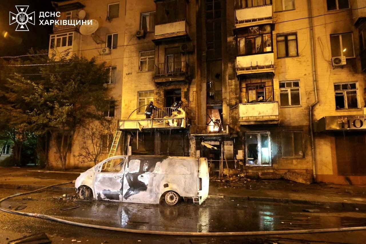 Ataques russos matam 5 na Ucrânia; drones ucranianos destroem 13 aviões na Rússia
