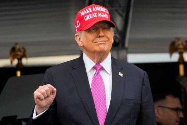 Trump fala em ‘mudança de regime’ no Irã e usa slogan ‘MIGA’ (Make Iran Great Again)