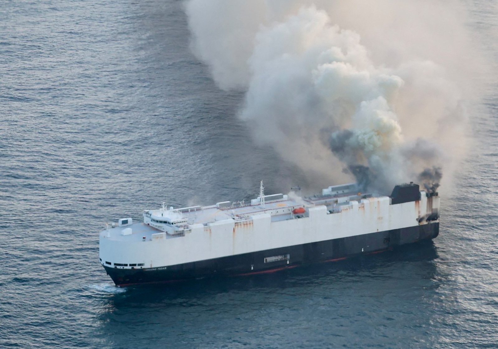 Navio com 3.000 carros queima há uma semana e chances de fogo ser apagado são muito baixas