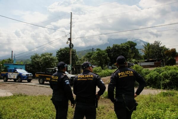 Vulcão mais ativo da América Central, na Guatemala, entra em erupção; 800 pessoas deixam casas