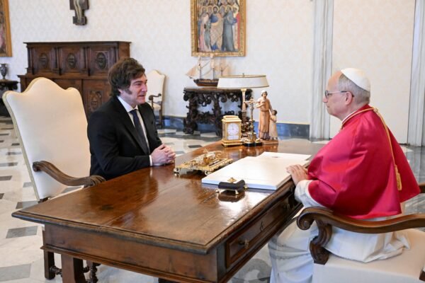 Papa Leão XIV recebe Milei no Vaticano e ressalta luta contra a pobreza Papa Leão XIV recebe Milei no Vaticano e ressalta luta contra a pobreza