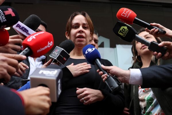 Pré-candidato à presidência da Colômbia baleado apresenta sinais de melhora neurológica, mas segue em estado crítico, diz hospital