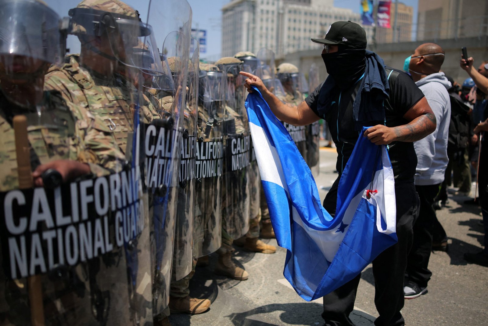 FOTOS: protestos em Los Angeles têm confrontos, fogo em carros e presos