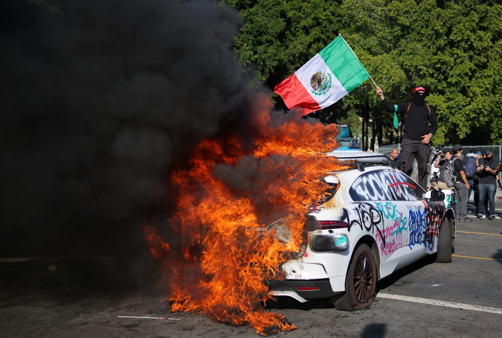 VÍDEO: repórter é atingida por bala de borracha durante entrada ao vivo nos protestos em Los Angeles