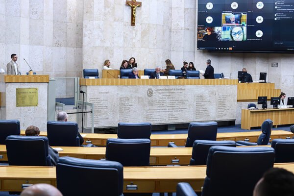 Mudanças no bilhete único e faixas de pedestres em frente a templos estão entre destaques da audiência da Comissão de Trânsito