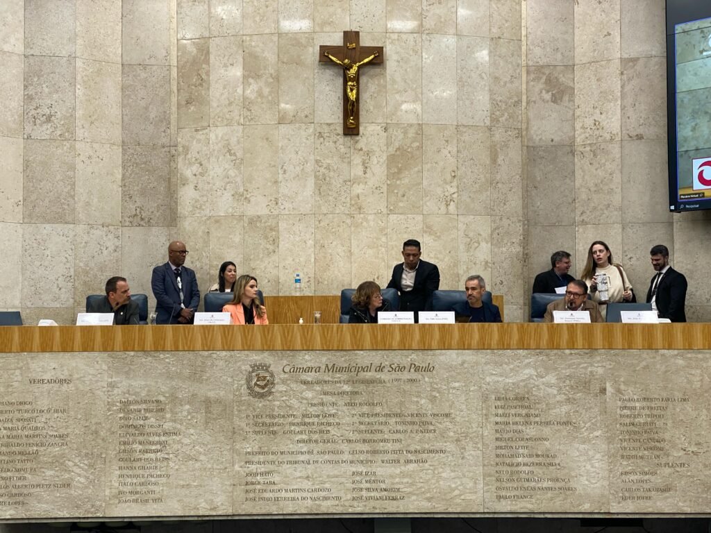 Projeto que obriga alinhamento ou retirada de fios e cabos inoperantes dos postes avança na Comissão de Administração Pública