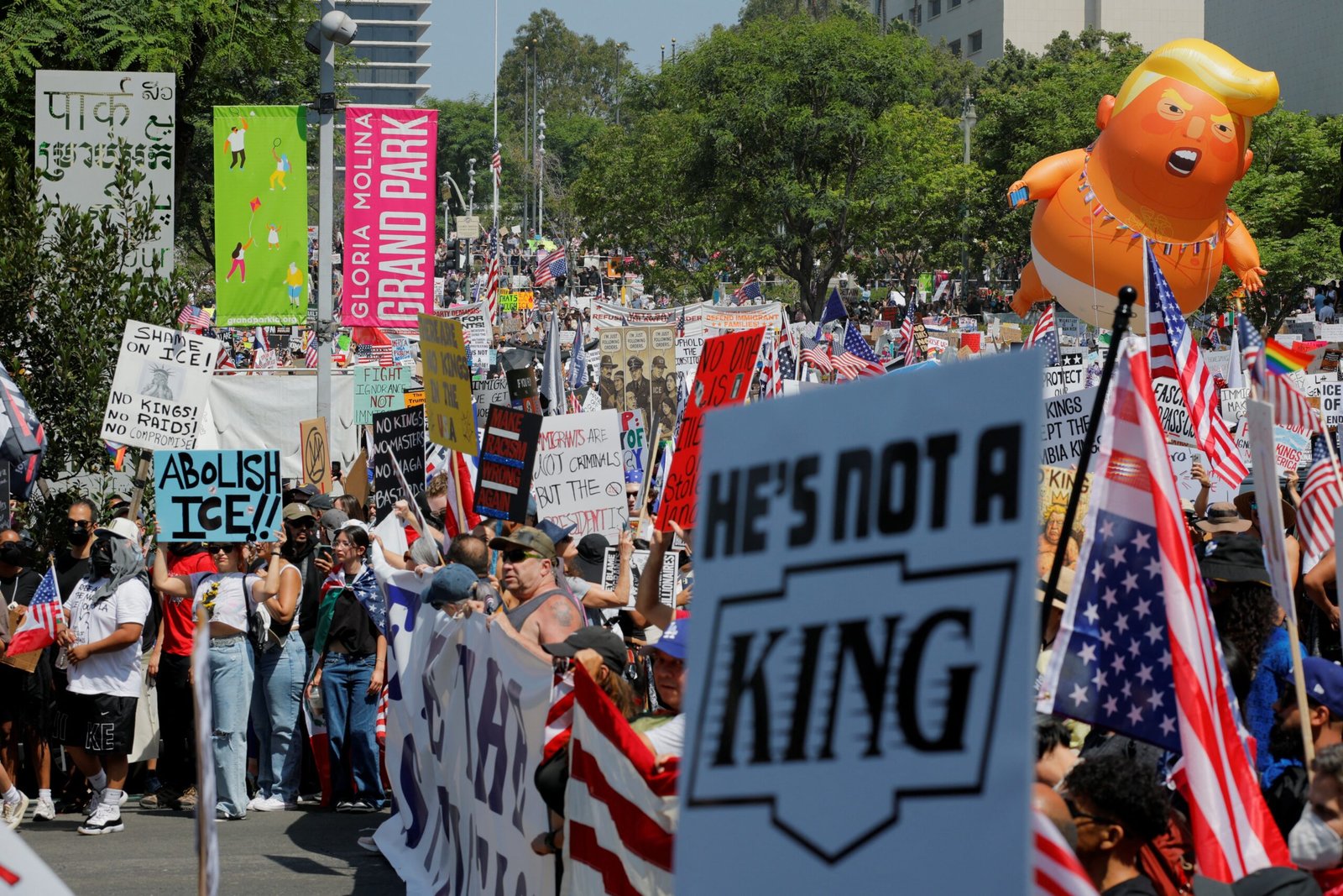 Milhares protestam nos EUA no dia do aniversário de Trump