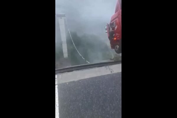 Caminhão fica pendurado à beira de rodovia na China após ponte desabar; VÍDEO