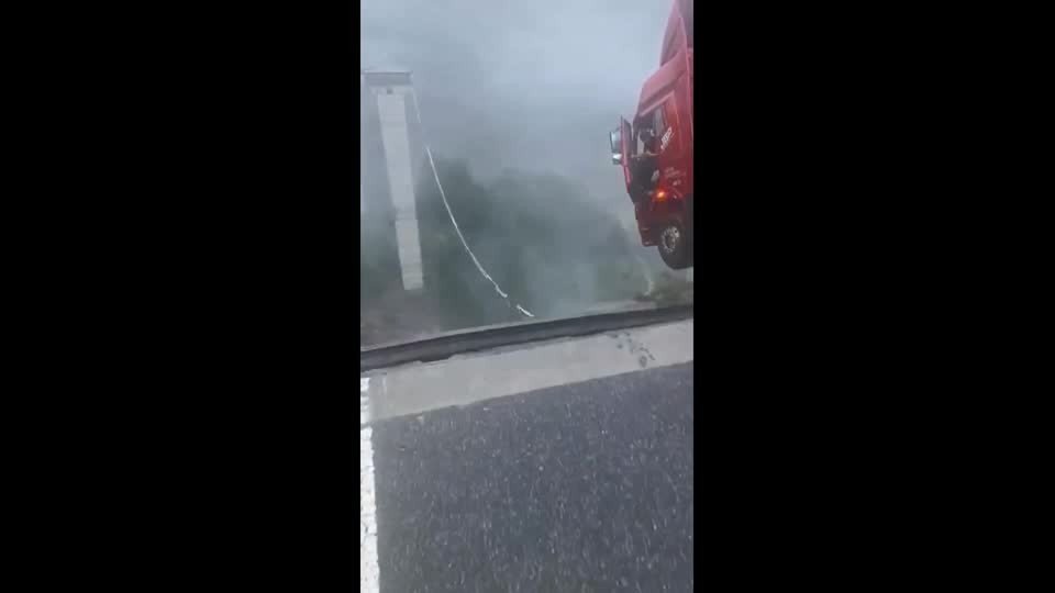 Caminhão fica pendurado à beira de rodovia na China após ponte desabar; VÍDEO