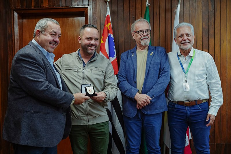 Presidente da Câmara Municipal de Embu-Guaçu visita o Legislativo paulistano