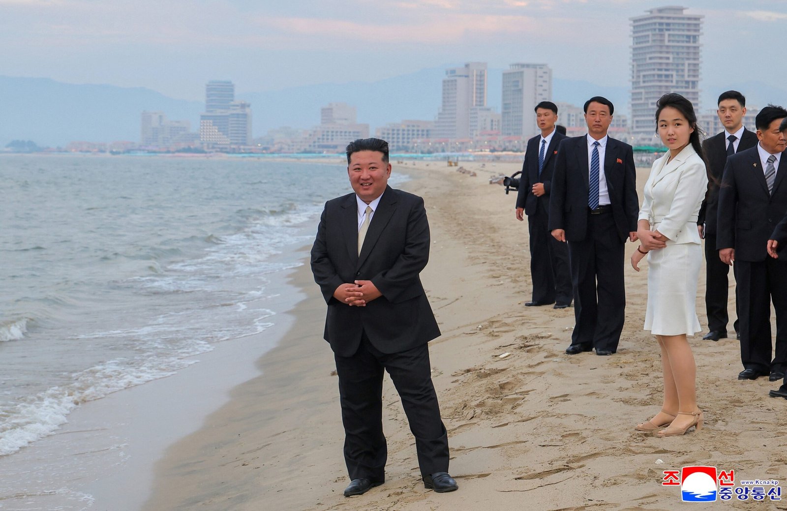 Coreia do Norte inaugura complexo turístico com festa liderada por Kim Jong-un
