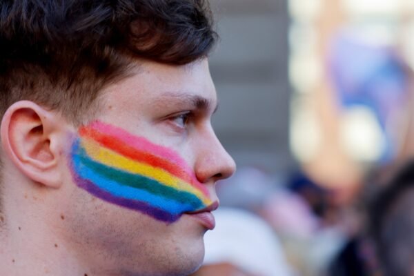Milhares marcham por direitos LGBT+ na Hungria mesmo depois de proibição