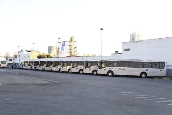 Funcionários do transporte público de Guarujá, SP, suspendem greve por 15 dias