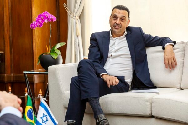 Comitiva de prefeitos e do vice-governador de SP tem voo a Israel cancelado após escalada de conflito com Irã; grupo ficou em Paris Comitiva de prefeitos e do vice-governador de SP tem voo a Israel cancelado após escalada de conflito com Irã; grupo ficou em Paris