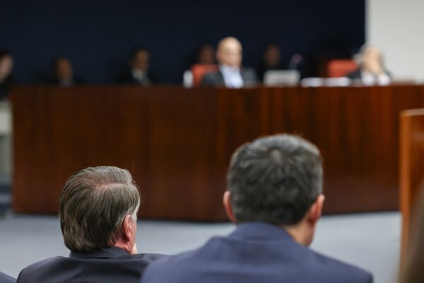 Bolsonaro isenta Martins de suposta trama golpista